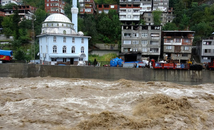 Artvin'de şiddetli yağış etkili oluyor