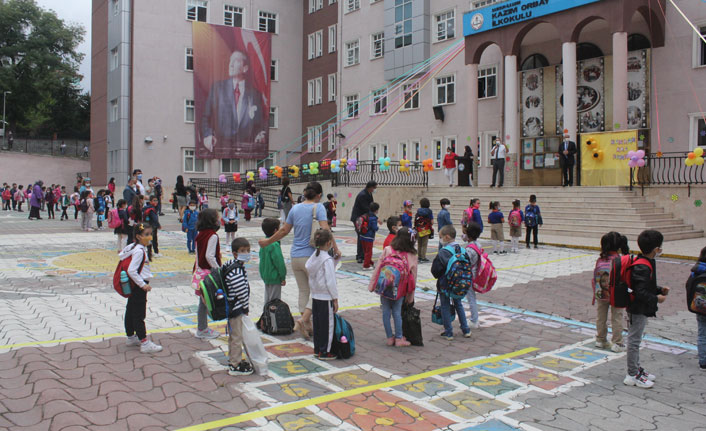 Minikler pandemi gölgesinde ders başı yaptı