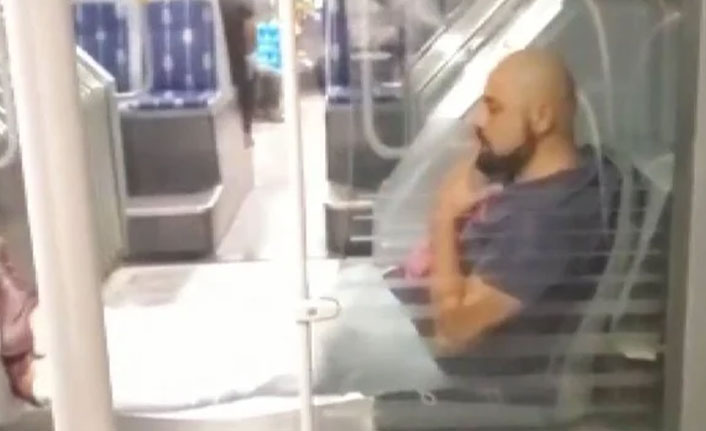 Maskesiz yolcu metrobüste sigara içti!