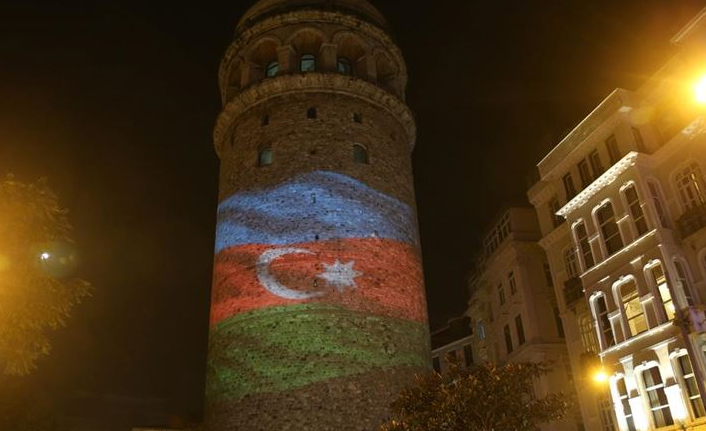 Galata Kulesi’nde Azerbaycan için ışıklandırma yapıldı