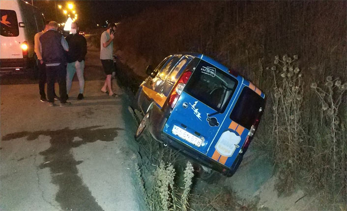 Samsun'da araç su kanalına devrildi