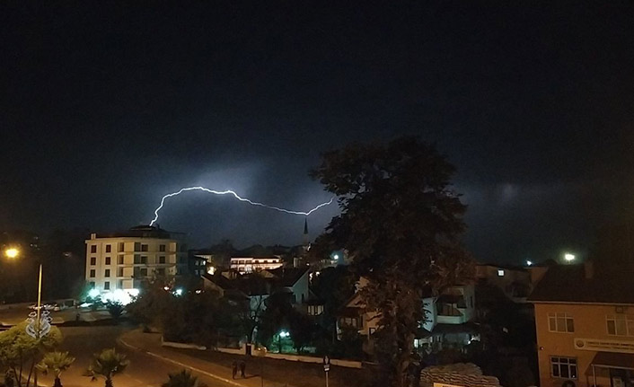  Karadeniz’de geceyi yıldırımlar aydınlattı