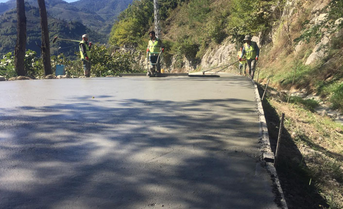 Beton yol çalışmaları devam ediyor