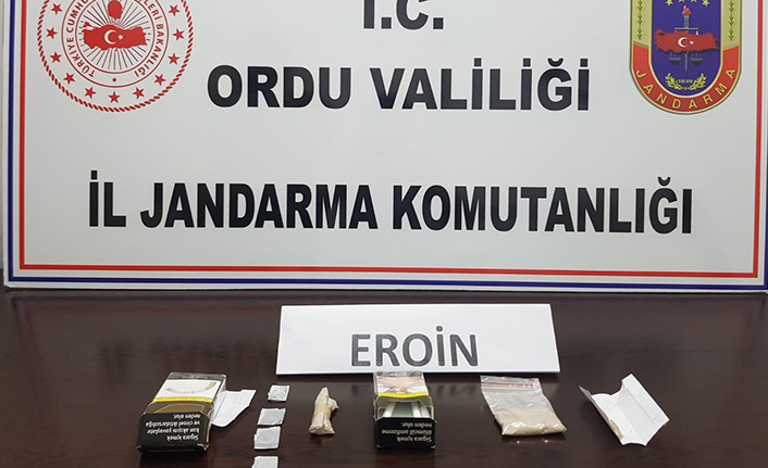 Otobüste eroin yapımında kullanılan madde ile yakalandı