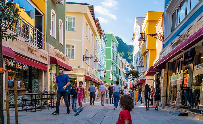 Bu cadde gökkuşağını andırıyor