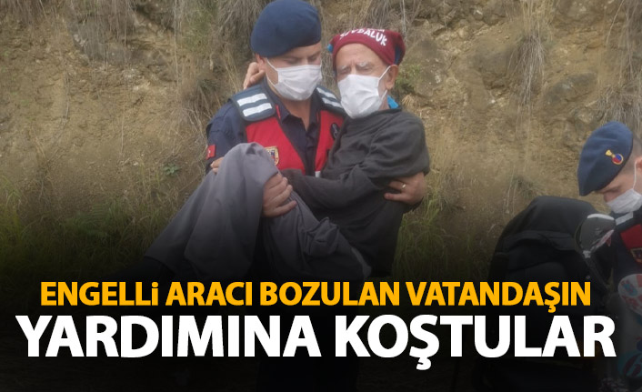 Akülü aracı arızalanan engellinin imdadına jandarma yetişti