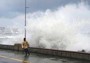 Karadeniz'de 5 metrelik dalgalar