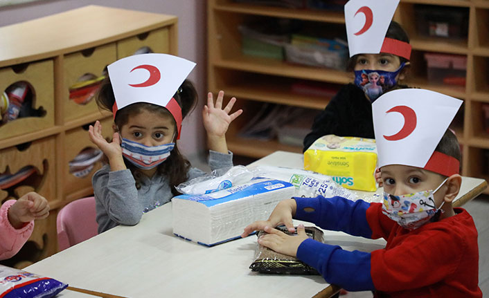 Rize'de öğrenciler kumbaralarındaki paraları depremzedelere gönderdi