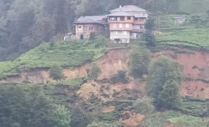 Rize’de heyelan 3 ev boşaltıldı