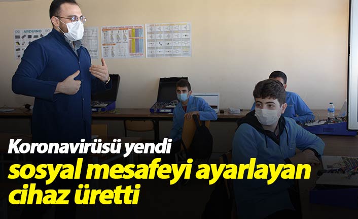 Koronavirüsü yendi, sosyal mesafeyi ayarlayan cihaz üretti