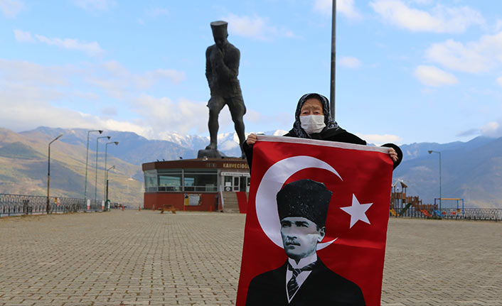 97 yaşındaki Erzade nine Atatürk heykeline gitti