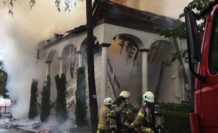 Yangında tarihi cami kullanılamaz hale geldi