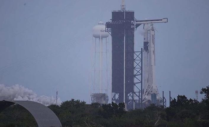 NASA 4 astronotu taşıyan SpaceX'e ait uzay aracını fırlattı