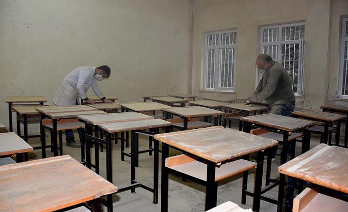 Halk Eğitim Merkezi kursiyerleri öğrencilerin sıralarını tamir ediyor