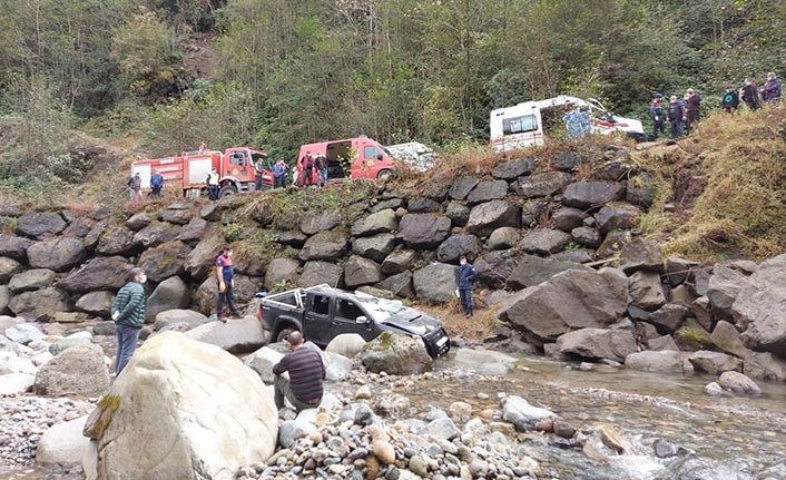 Rize'de kamyonet dereye uçtu! 1 ölü