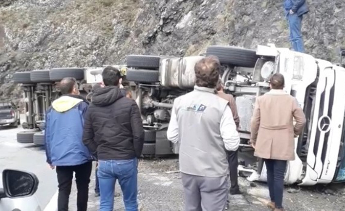 Artvin’de kömür yüklü tır devrildi: 1 yaralı