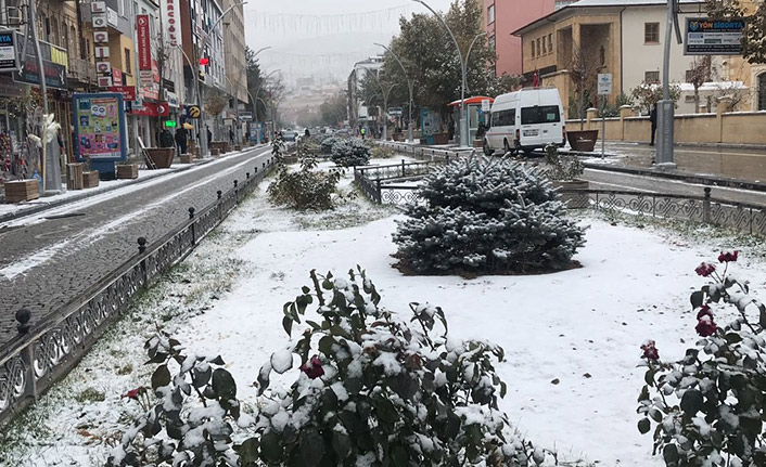 Bayburt merkezine mevsimin ilk karı yağdı