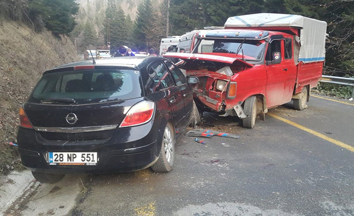 Giresun'da kamyonet ile otomobil çarpıştı: 1 ölü, 2 yaralı