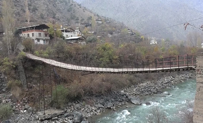 Artvin'de halatları kopan ahşap köprüden tehlikeli geçiş