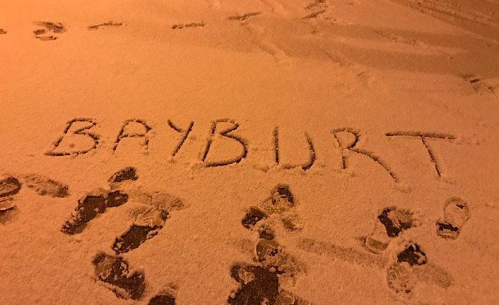 Bayburt’ta kar yağışı kenti beyaza bürüdü