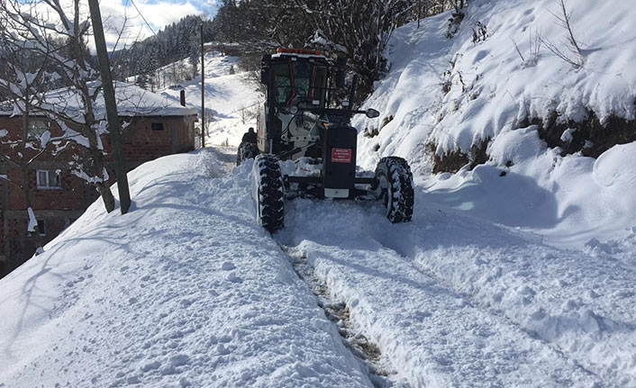 Trabzon'da karla mücadele! 102 mahalle yolu ulaşıma kapandı