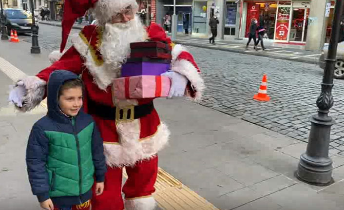 Maskeli Noel Babalar Trabzon sokaklarında