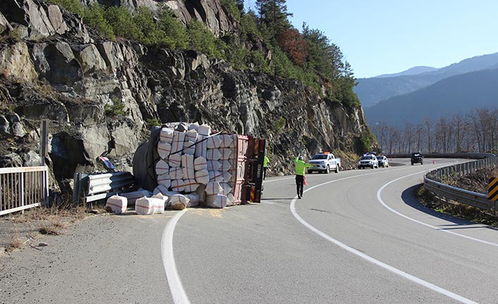 Artvin'de saman yüklü tır devrildi: 1 yaralı