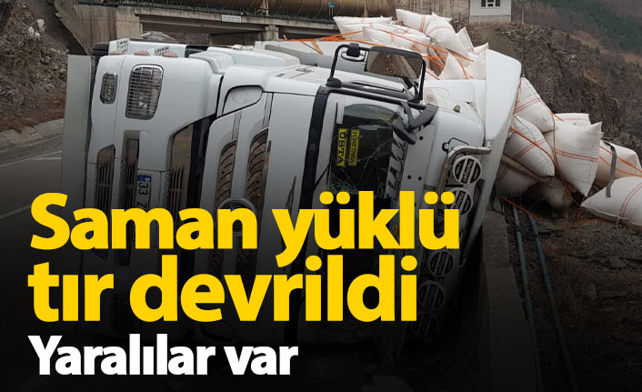 Gümüşhane'de tır devrildi: 2 yaralı