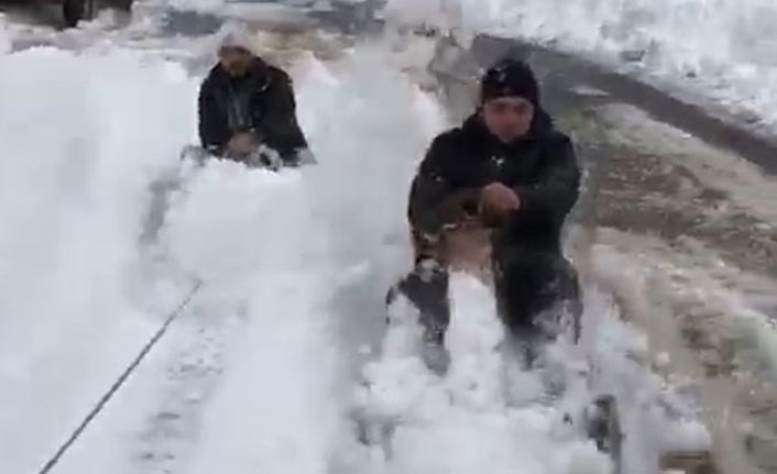 Rize'de iki kafadarın ilginç kar keyfi