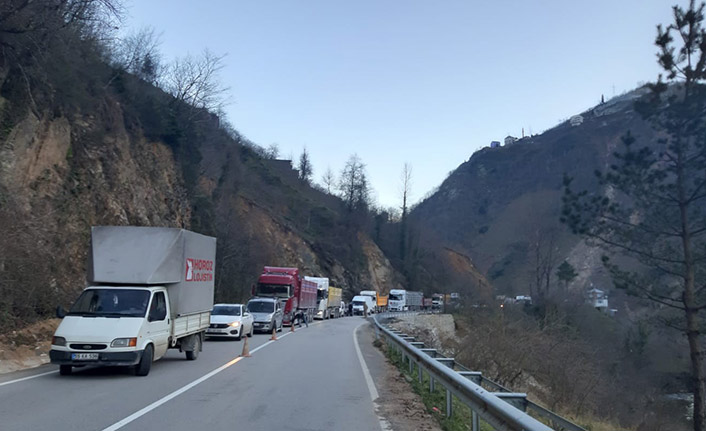 Giresun'da heyelan yolu trafiğe kapattı