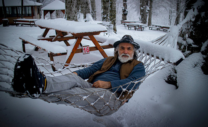 Baba-oğul doğayı fotoğraflıyor