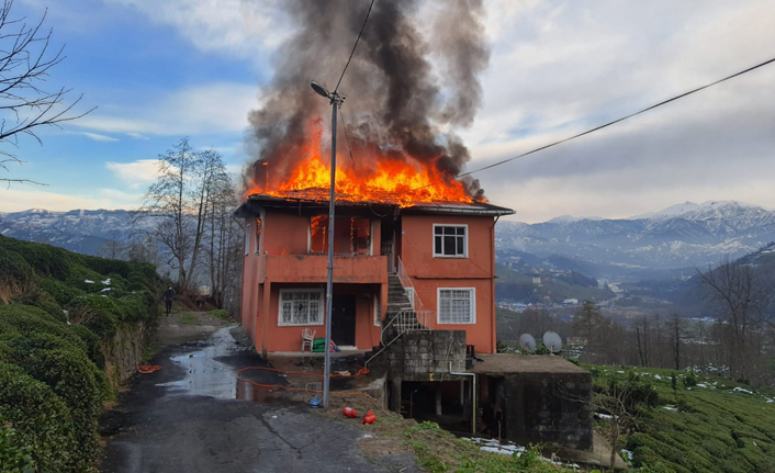 Rize'de yangın küle çevirdi