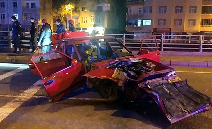 Ordu'da otomobil elektrik direğine çarptı: 3 yaralı