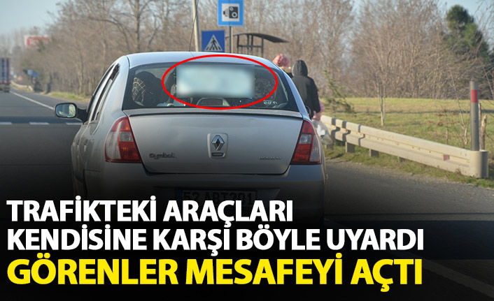 Trafikteki araçları kendisine karşı böyle uyardı