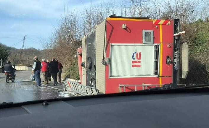 Yangına giden itfaiye aracı devrildi