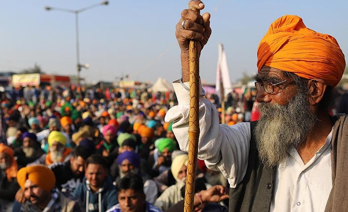 Hindistan'da protestocu çiftçiler kara yollarını trafiğe kapattı