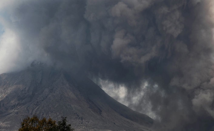 Endonezya'da Sinabung Yanardağı'nda patlama