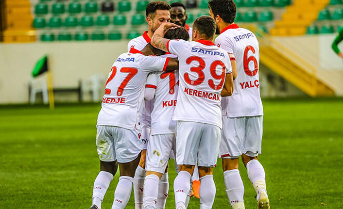 Samsunspor Akhisarspor karşısında farklı kazandı..