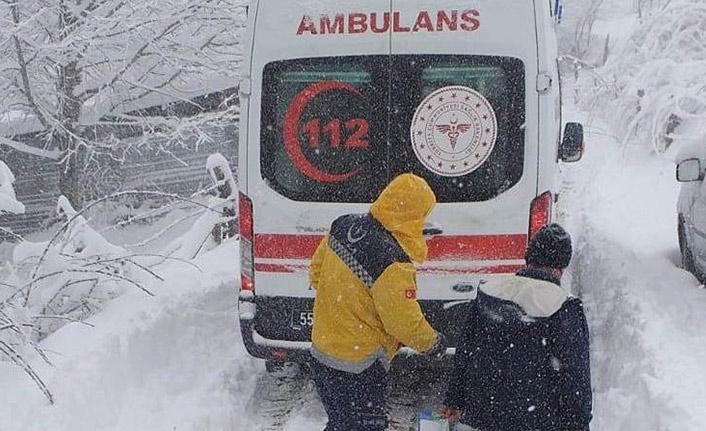 Küçük çocuğu almaya giden ambulans yolda kaldı