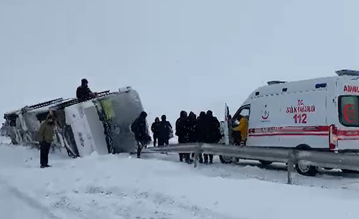 Futbol takımını taşıyan otobüs devrildi