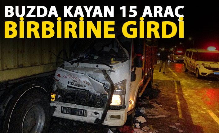 Buzda kayan 15 araç birbirine girdi