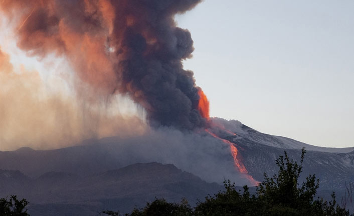 Etna Yanardağı faaliyete geçti