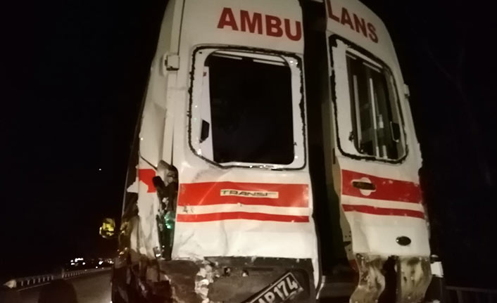 Rize'de kazaya giden ambulansla tır çarpıştı