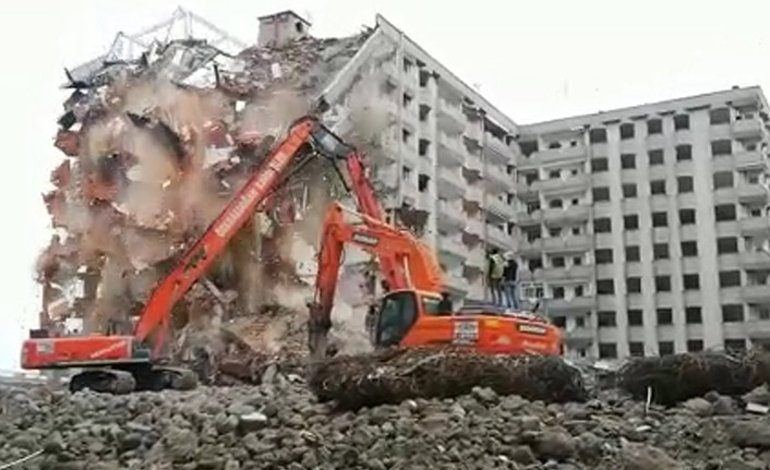 Rize'de bina yıkımları sürüyor