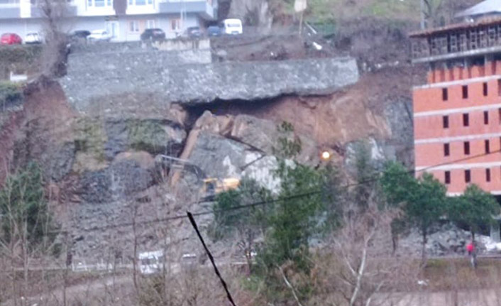  Artvin’de istinat duvarı çöktü, operatör son anda kurtuldu