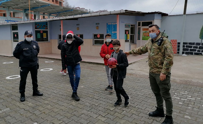 Rize'de kısıtlamada polisi gören çocuklar ne yapacağını şaşırdı