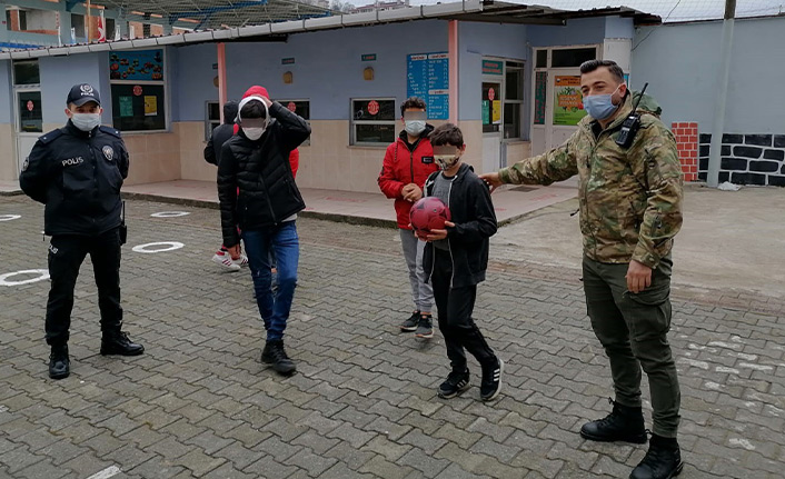 Rize'de çocukların polis şaşkınlığı