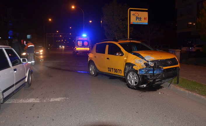 Ordu'da ambulans ile ticari taksi çarpıştı: 1 yaralı