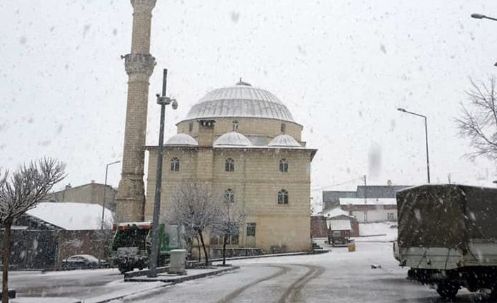 Bayburt'ta yüksekleri kar kapladı