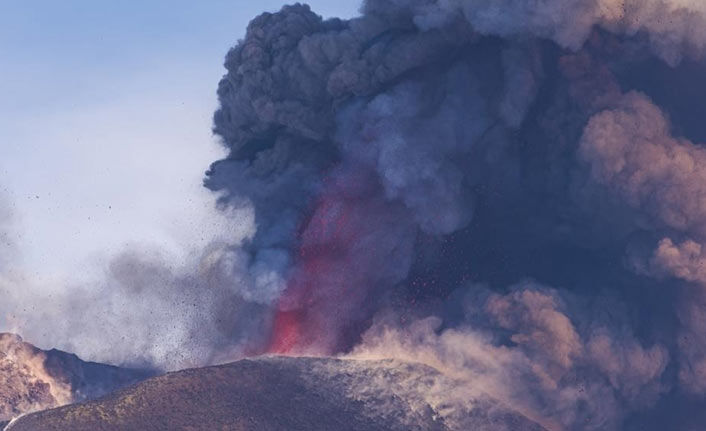 Etna Yanardağı lav püskürtmeye devam ediyor